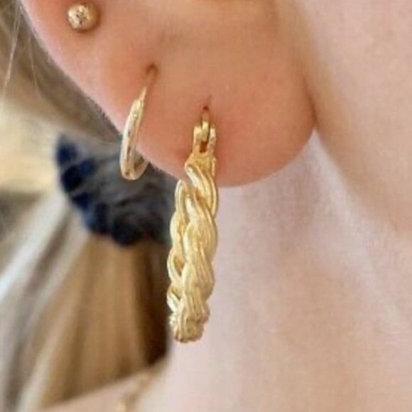 NEW 18k Gold Plated Small hoop Earrings - Picture 5 of 6